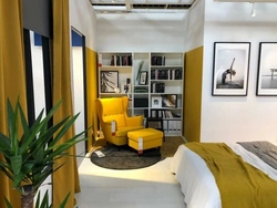Yataq otağının interyerində sarı kreslo
