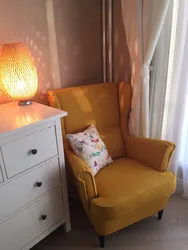 Желтое кресло в интерьере спальни