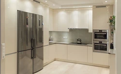 Дизайн кухни с широким холодильником