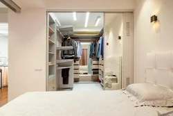 Дизайн узкой спальни с гардеробной