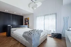 Дизайн спальни кровать в центре
