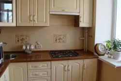 Дизайн маленькой кухни с газовой трубой