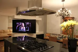 Дизайн кухни с телевизором на окне