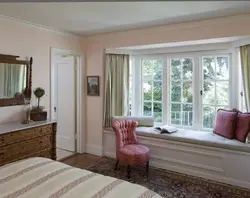 Дизайн спальни с окном по центру