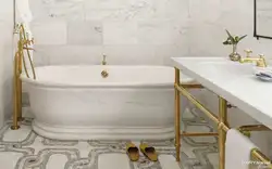 Ванна бөлмесінің дизайны алтынмен ақ мәрмәр
