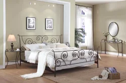 Дизайн спальни с белой кроватью металлической