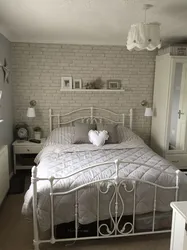 Дизайн спальни с белой кроватью металлической