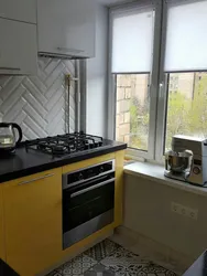 Кухня з газавай плітой і халадзільнікам дызайн