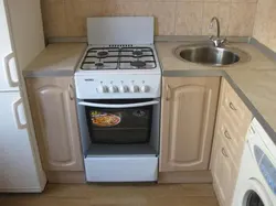 Кухня с газовой плитой и холодильником дизайн