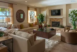 Дизайн гостиной с угловым диваном и камином