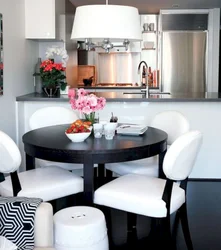 Кухонны стол для маленькай кухні круглы сучаснага дызайну