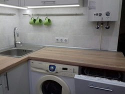 Дызайн маленькай кухні з посудамыйнай машынай і пральнай машынай