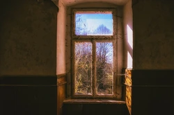 Photo of old windows in the apartment