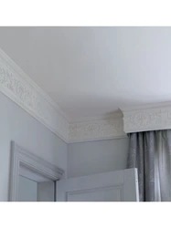 Mənzildə asma tavanlar üçün tavan plintinin fotoşəkili