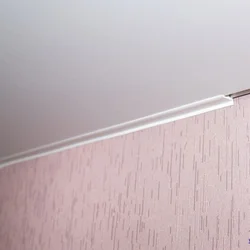 Потолочный плинтус для натяжных потолков фото в квартире