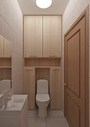 Kabinet və plitələr olan bir mənzildə tualetin dizaynı