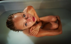 Молодая блондинка в ванной фото