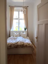 Дизайн спальни кровать у двери