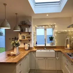 Кухня в своем доме с окном и мойкой фото