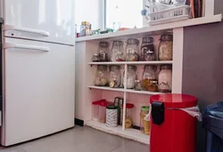 Дизайн зимнего холодильника на кухне
