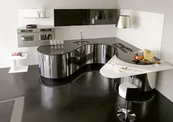 Дызайн кухні з круглай сцяной