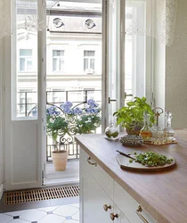 Кухня з французскім балконам дызайн