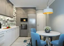 Дизайн кухни с холодильником и столом