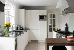 Дизайн кухни с холодильником и столом