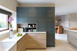 Дизайн кухни с пеналом и холодильником