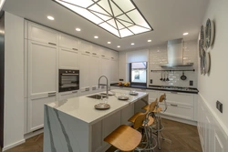 Дизайн потолков для кухни с окном