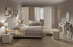 Дызайн спальні з шафай і столікам