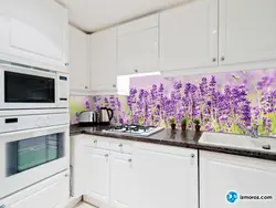 Tasteful kitchen design with backsplash