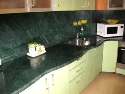Кухня зеленый мрамор фото