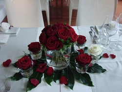 Фото одной розы на кухне