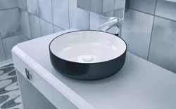 Ваннаға арналған ақ раковинаның фотосуреті