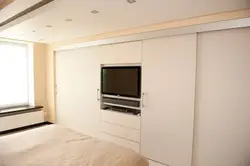 Телевизор в нише спальня фото