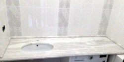 Ванна бөлмесінің фотосындағы ақ үстел