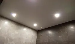 Белый потолок в ванной фото