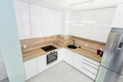 Белые деревянные угловые кухни фото