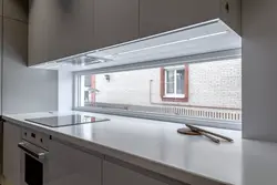 Гарызантальнае акно на кухні фота