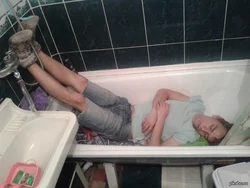 Фото как спать в ванной