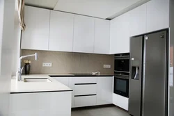 Кухня белая з пеналам фота