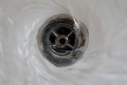 Ваннаға арналған раковинаның су төгетін суының фотосуреті