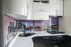 Угловые кухни с фото стеклом