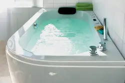 Ванна бөлмесінің фотосуретіндегі бұрыштық кран