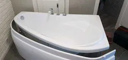 Ванна бөлмесінің фотосуретіндегі бұрыштық кран