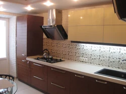 Белая кухня коричневый фартук фото