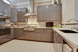 Белая кухня коричневый фартук фото