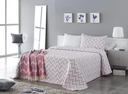 White bedspread in the bedroom photo