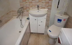 Унитаз в углу ванны фото